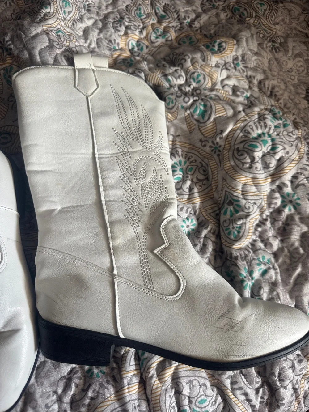 Women's White Knee-High Leather Boots - Classic Riding Style